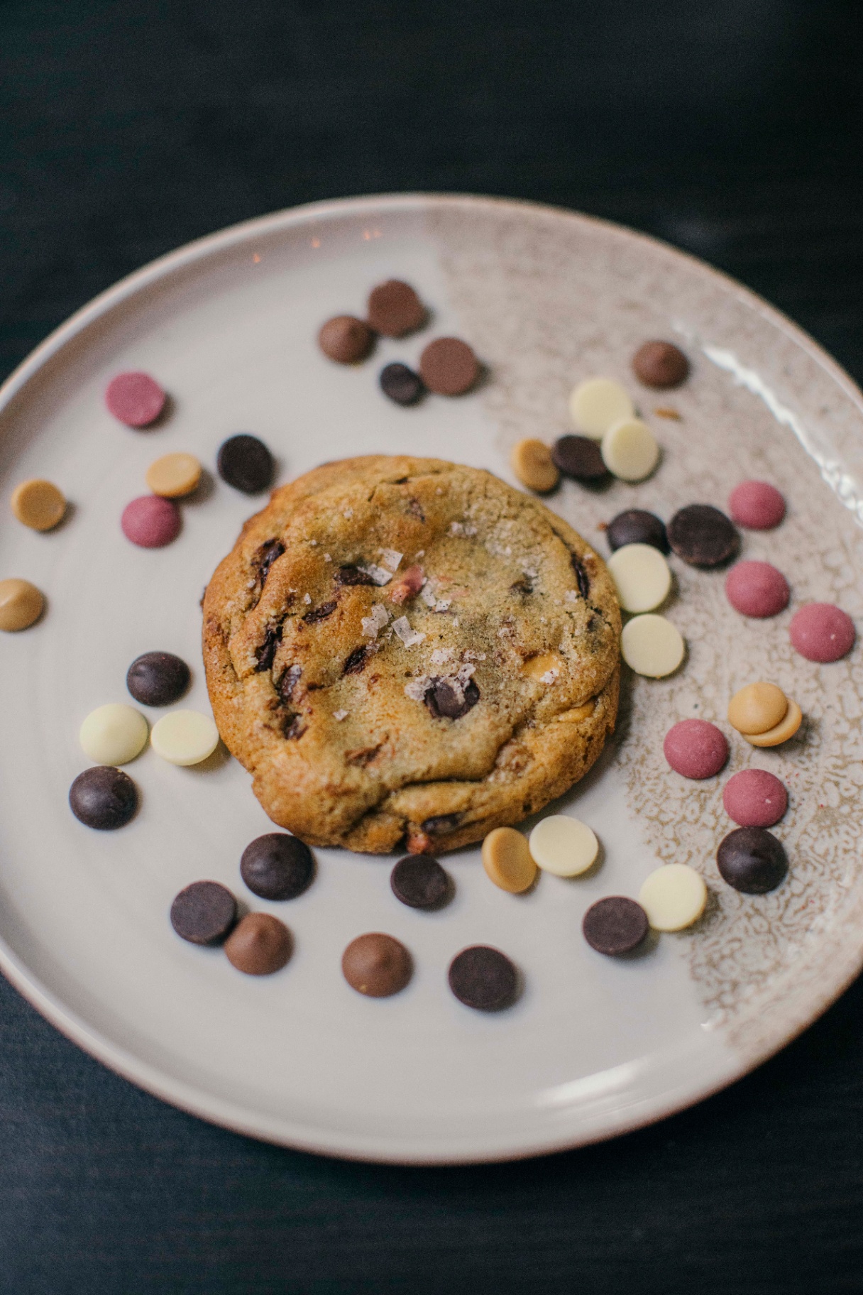 En cookie omgiven av chokladknappar
